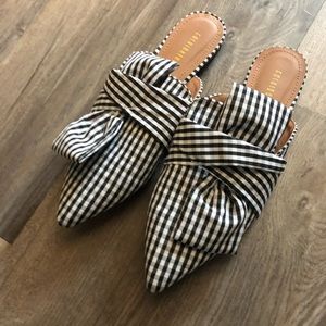 Black&white pointed flats